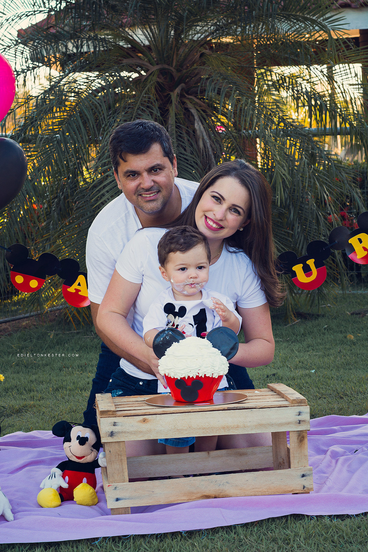 criança em ensaio de familia com bolo smash the cake