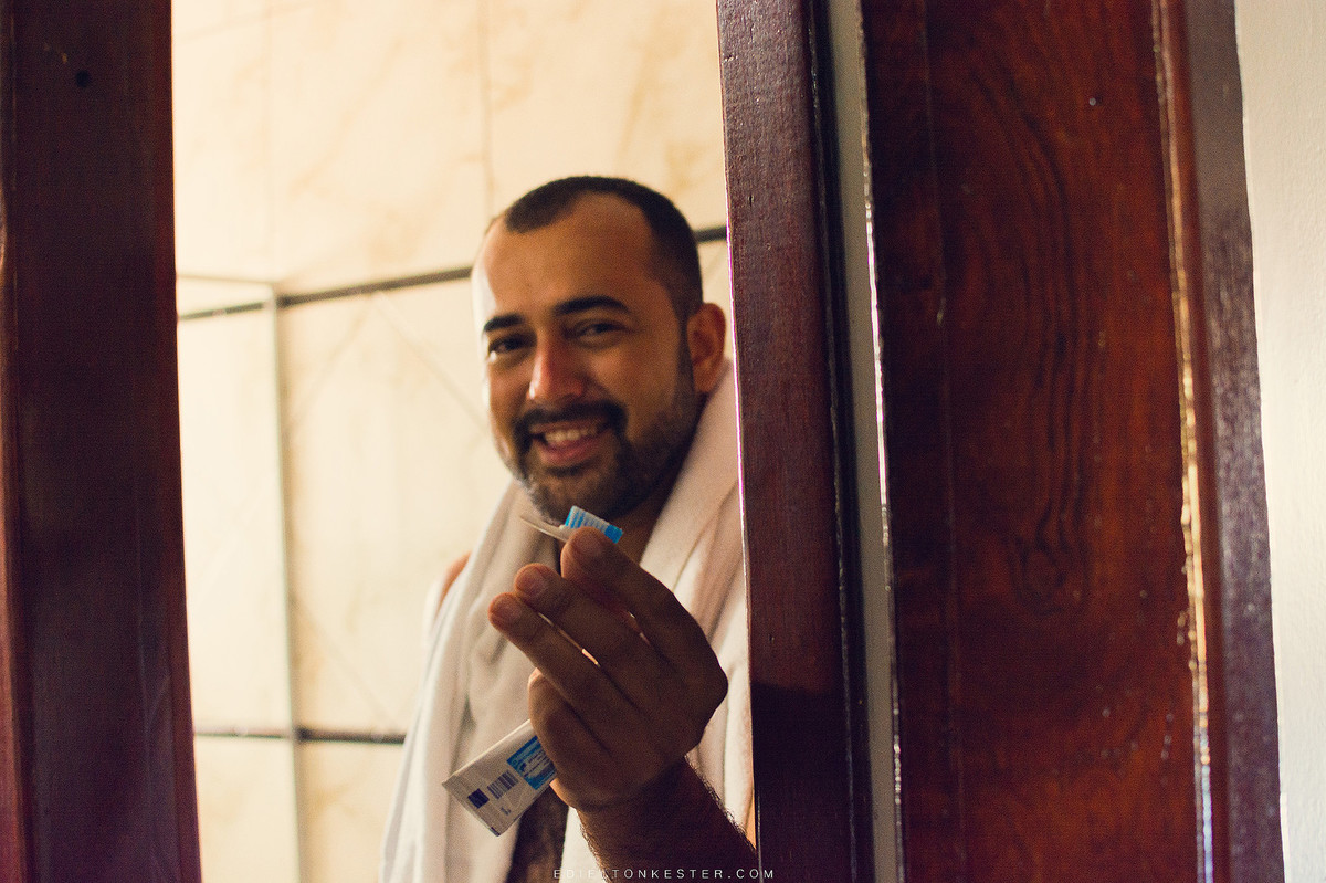 noivo mostrando que quebrou a escova de dente no casamento