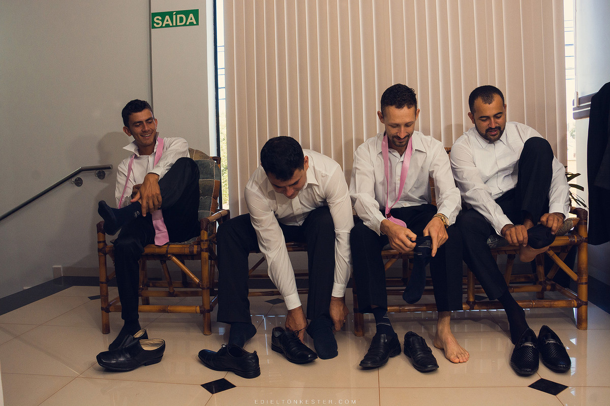 noivo e padrinhos se arrumando para o casamento
