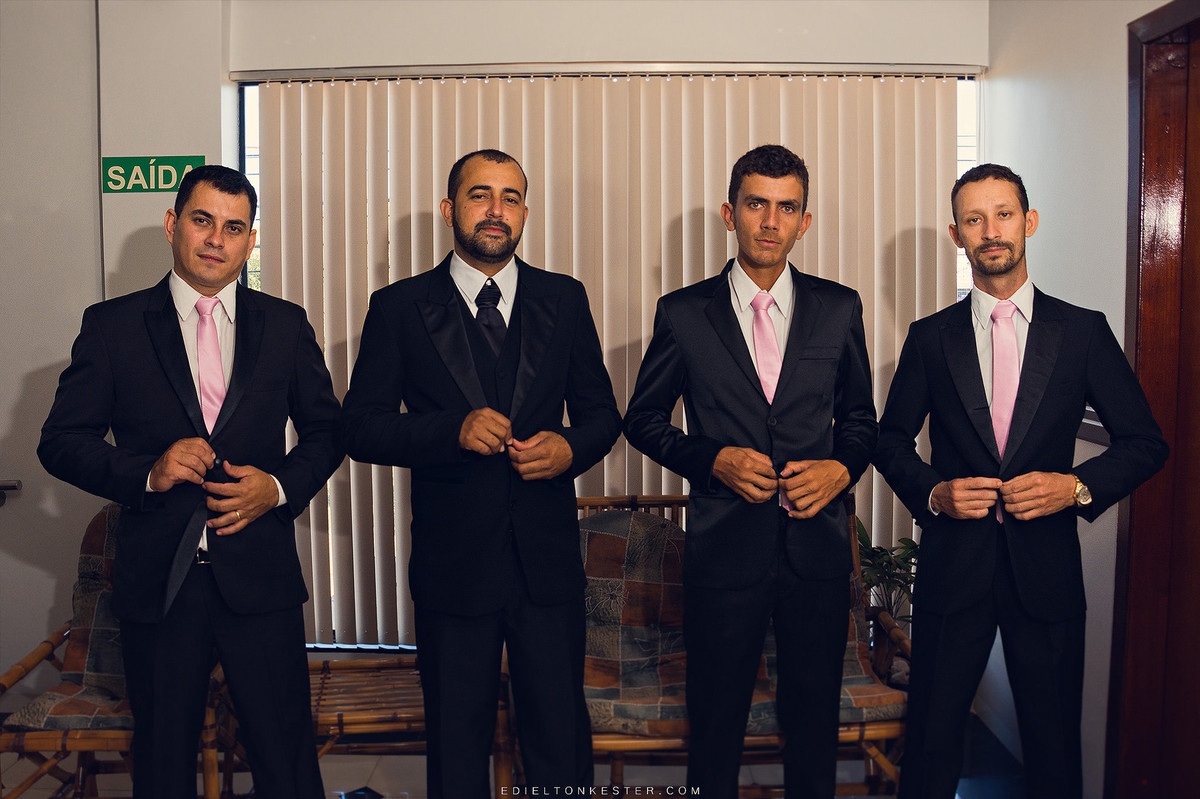 noivos e padrinhos se arrumando