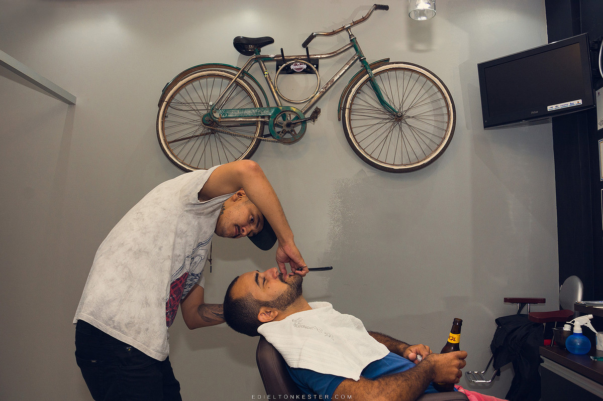 noivo se barbeando antes do casamento