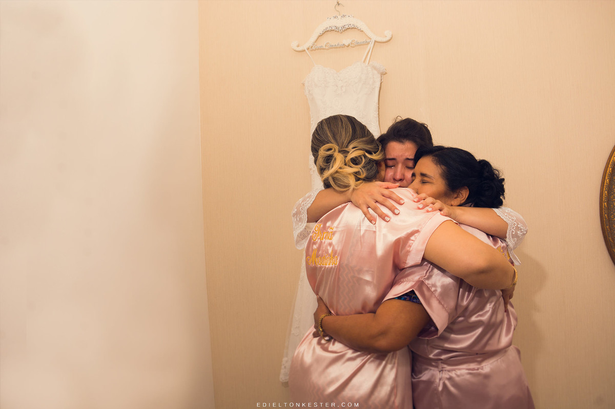 noiva abraçada com sua mae e irma chorando