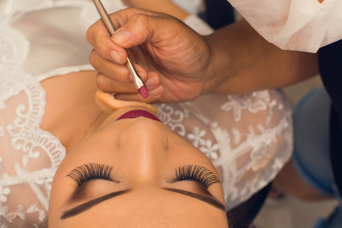 noiva se maquiando para casamento