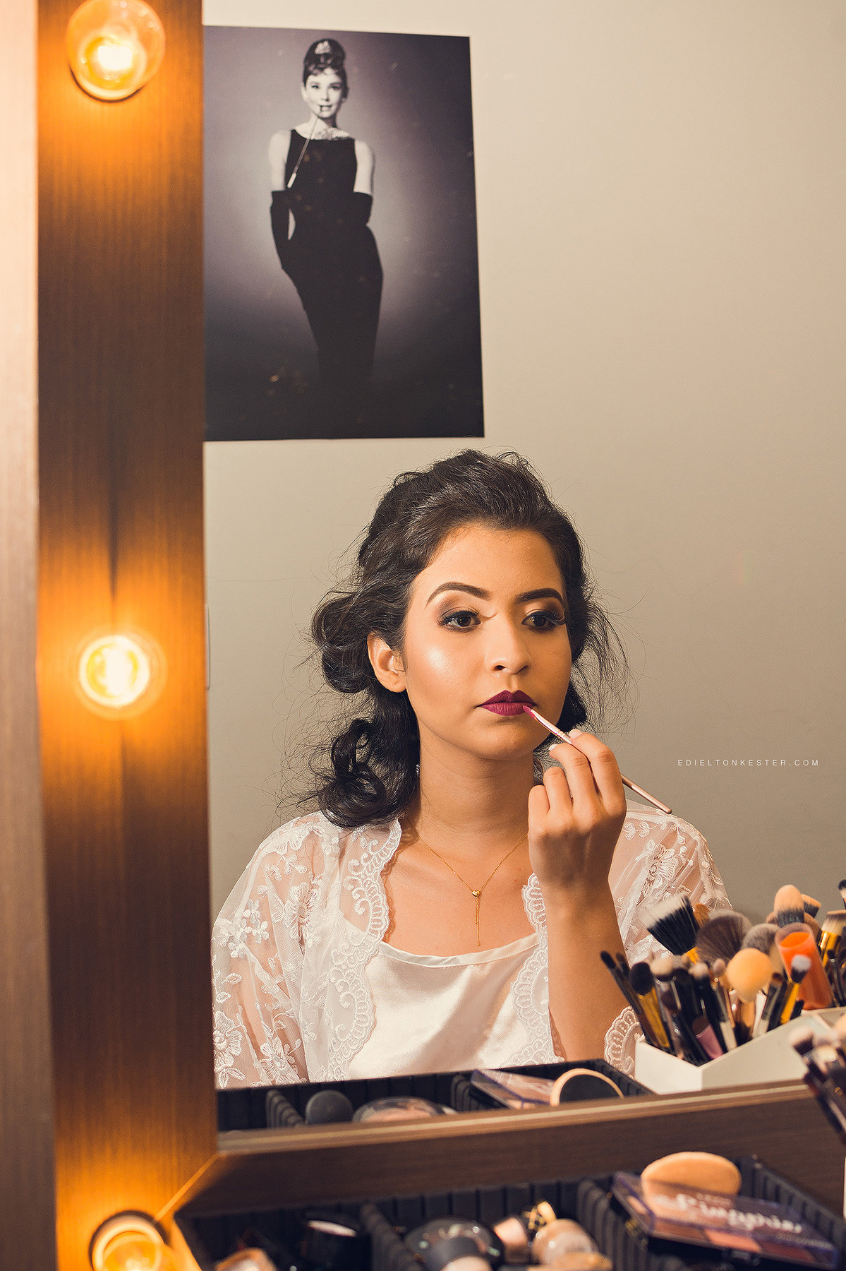 noiva se maquiando para casamento