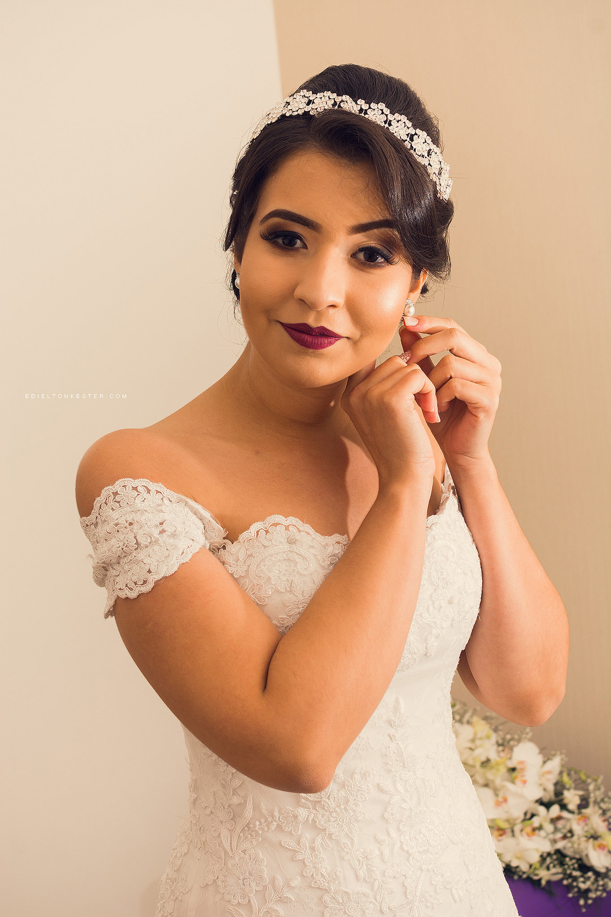 noiva colocando o brinco para o casamento fotografo edielton kester