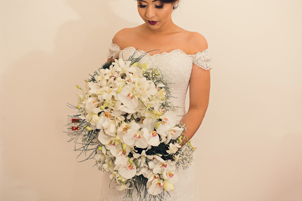noiva com seu buque para casamento de orquideas fotografia de casamento edieltonkester