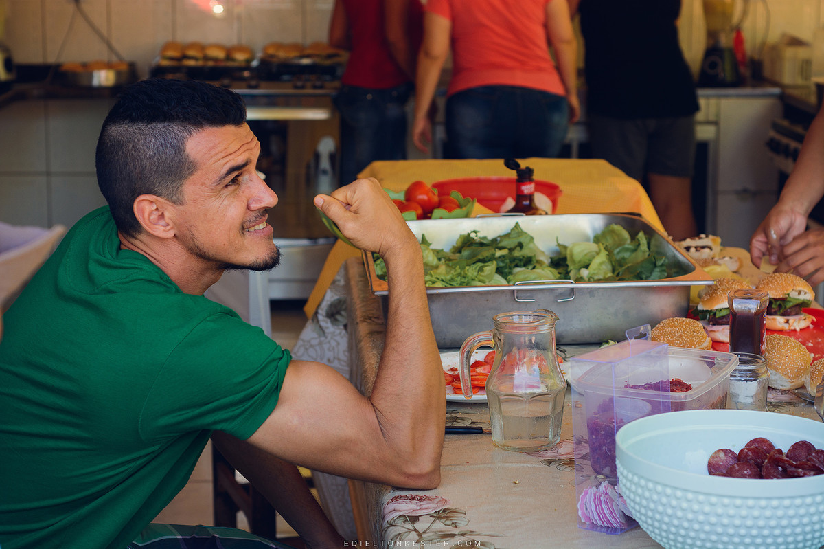 rapaz em pose engraçada de aniversário infantil rolim de moura pelo fotografo edielton kester