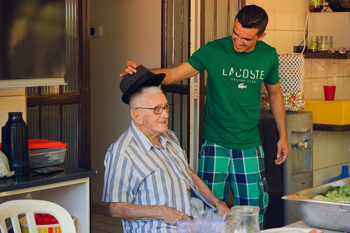 neto cumprimentando avô aniversário infantil rolim de moura pelo fotografo edielton kester
