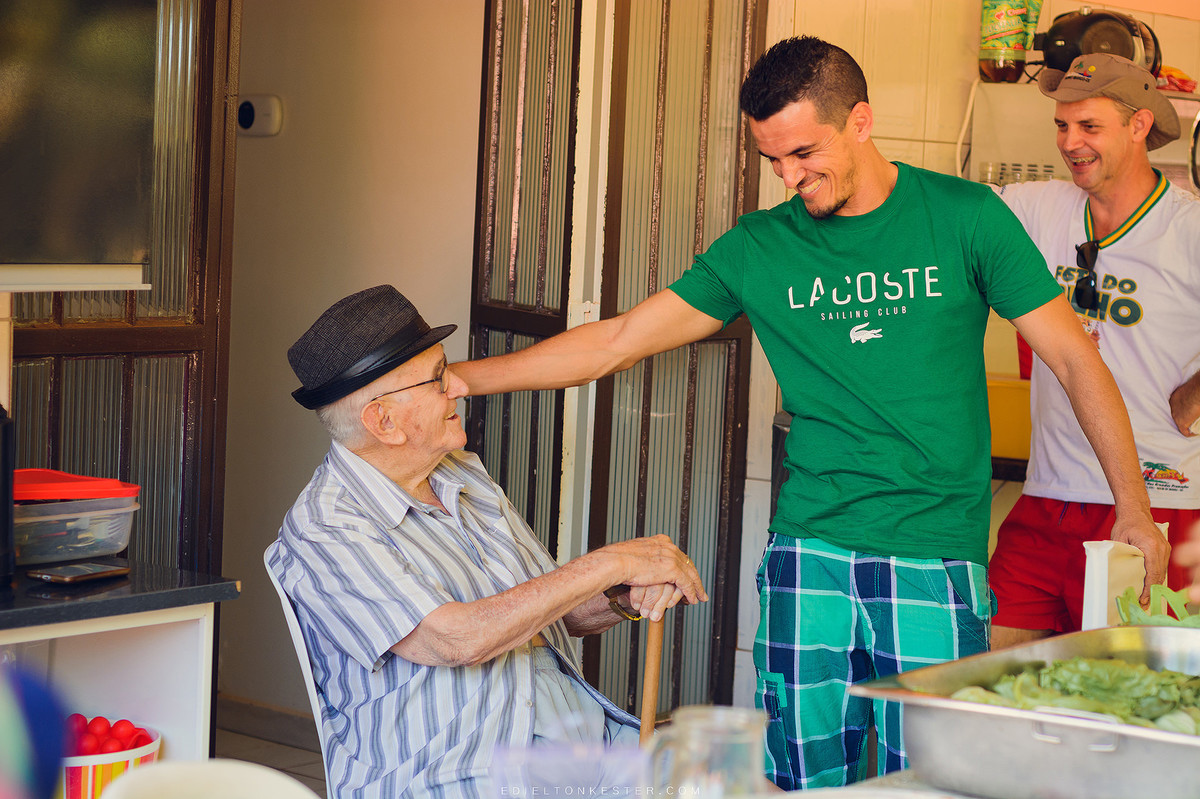 neto cumprimentando avô aniversário infantil rolim de moura pelo fotografo edielton kester