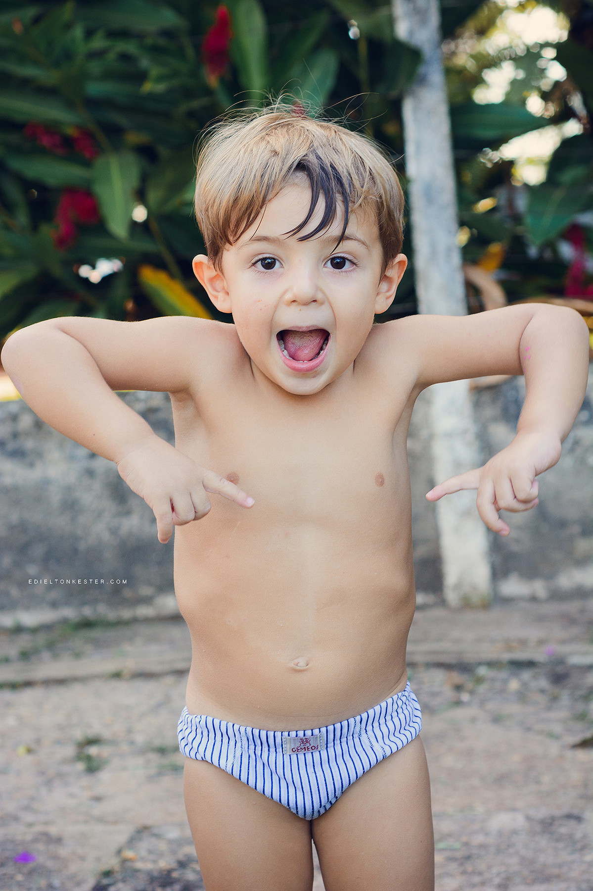 criança sorrindo em pose engraçada em aniversário infantil