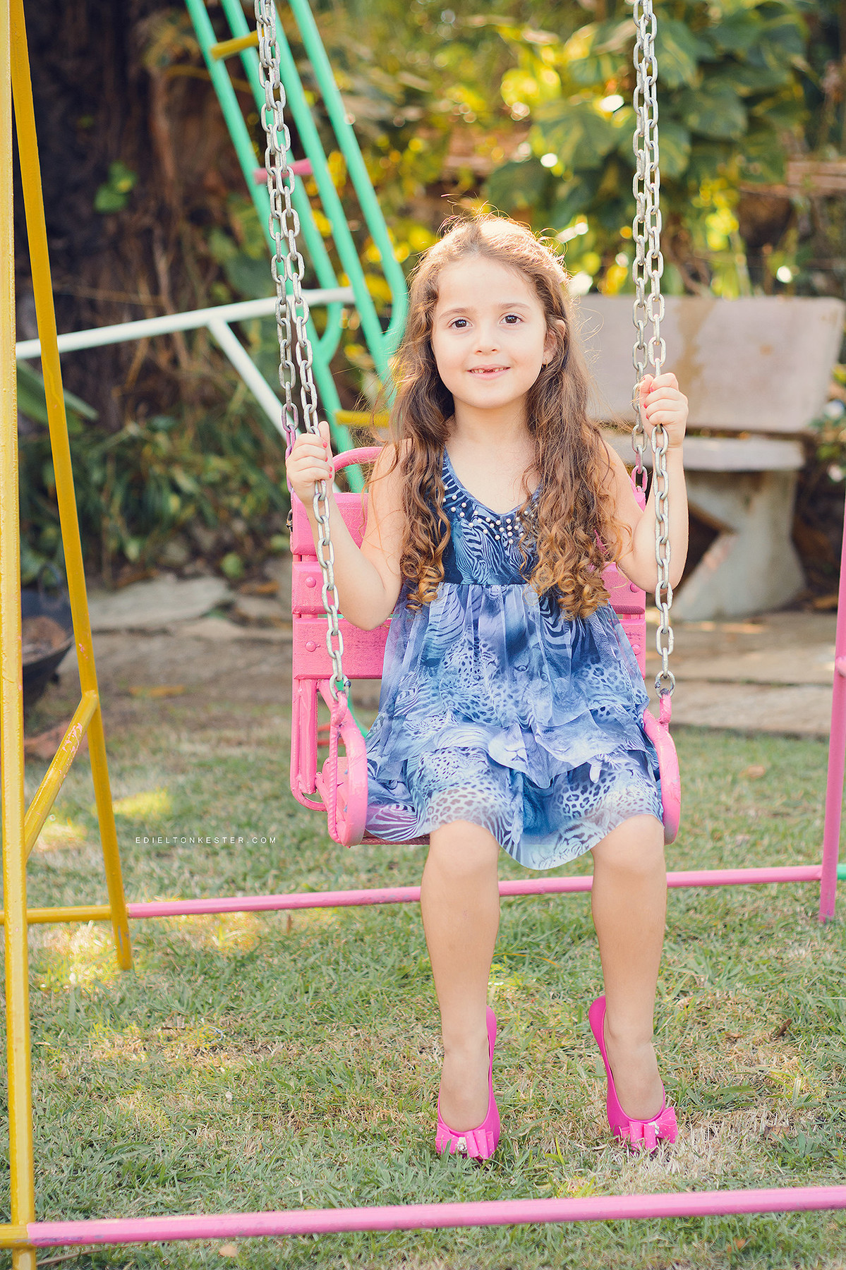 menina sentada em balanço