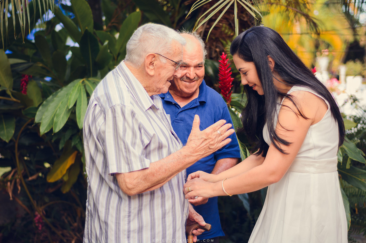 neta abotoando a camisa do avô em aniversario da laiza 1 aninho pelo fotografo de casamentos e familias edielton kester