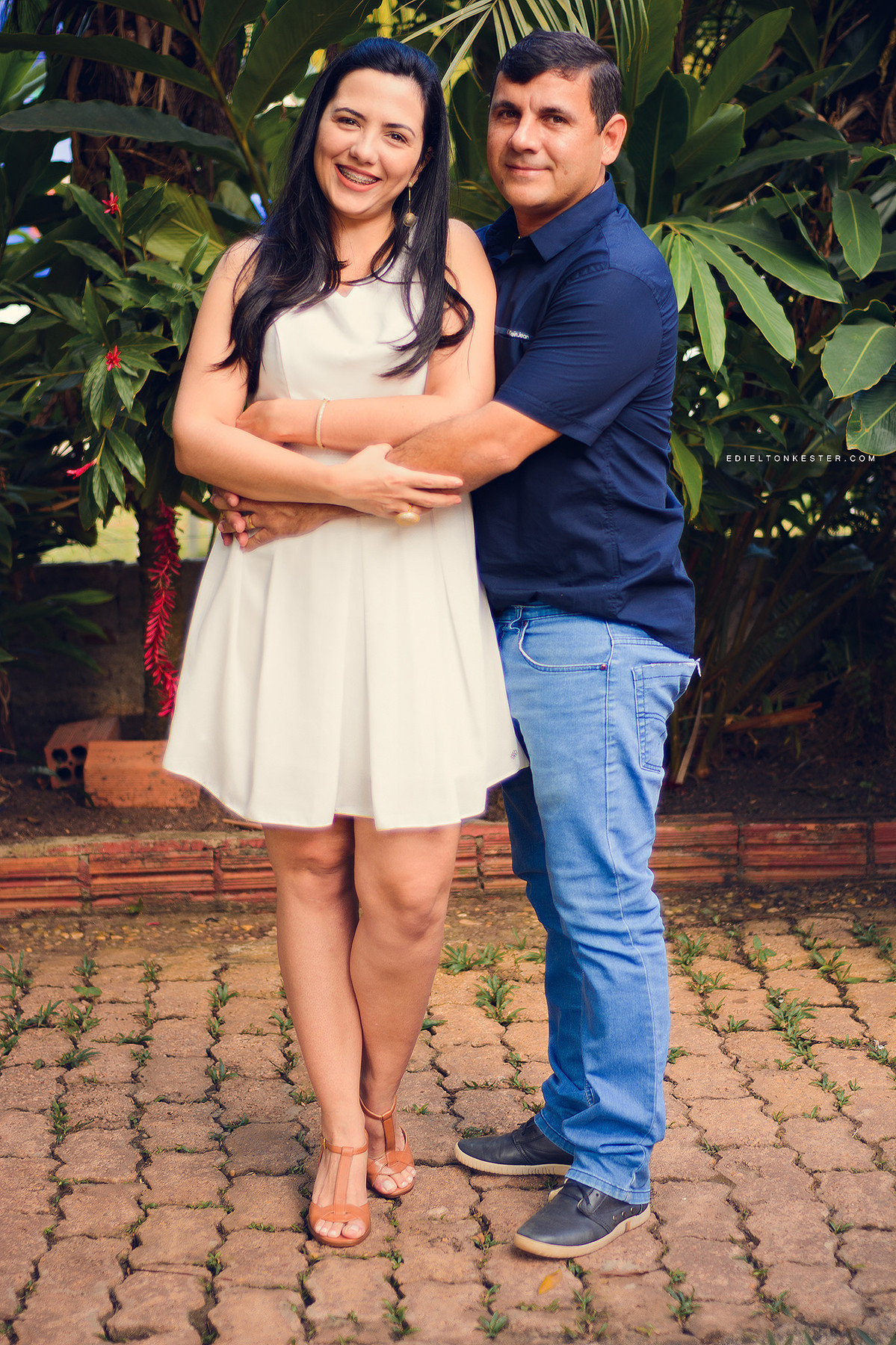 pais da laiza se abraçando em aniversario da laiza 1 aninho pelo fotografo de casamentos e familias edielton kester