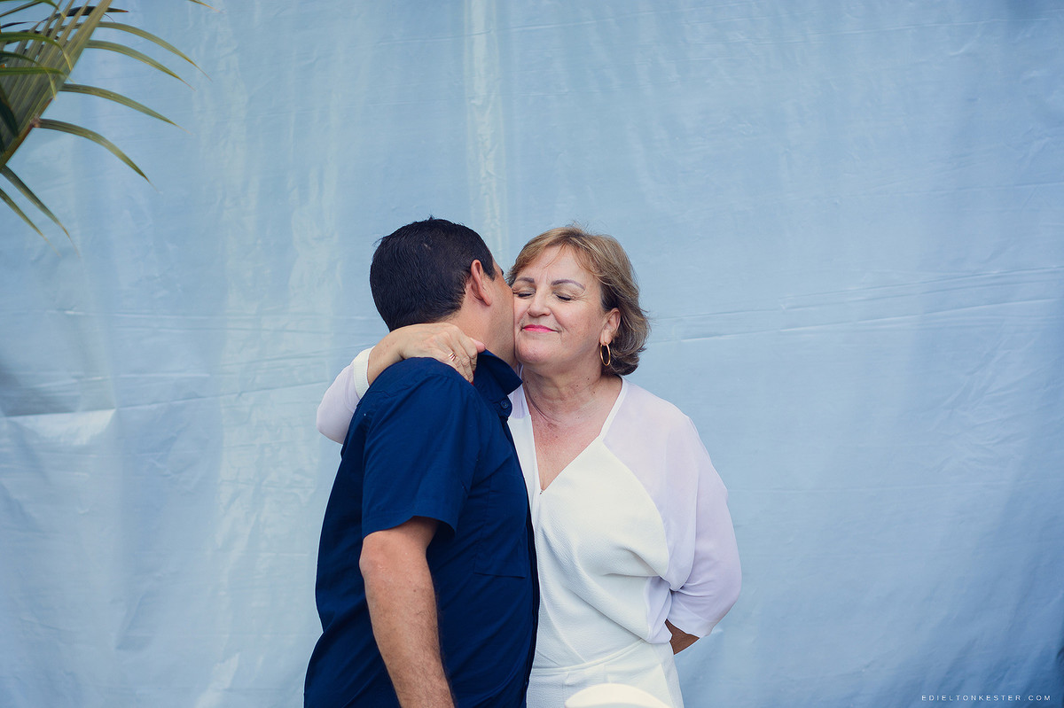 filho beijando a mae em aniversario da laiza 1 aninho pelo fotografo de casamentos e familias edielton kester