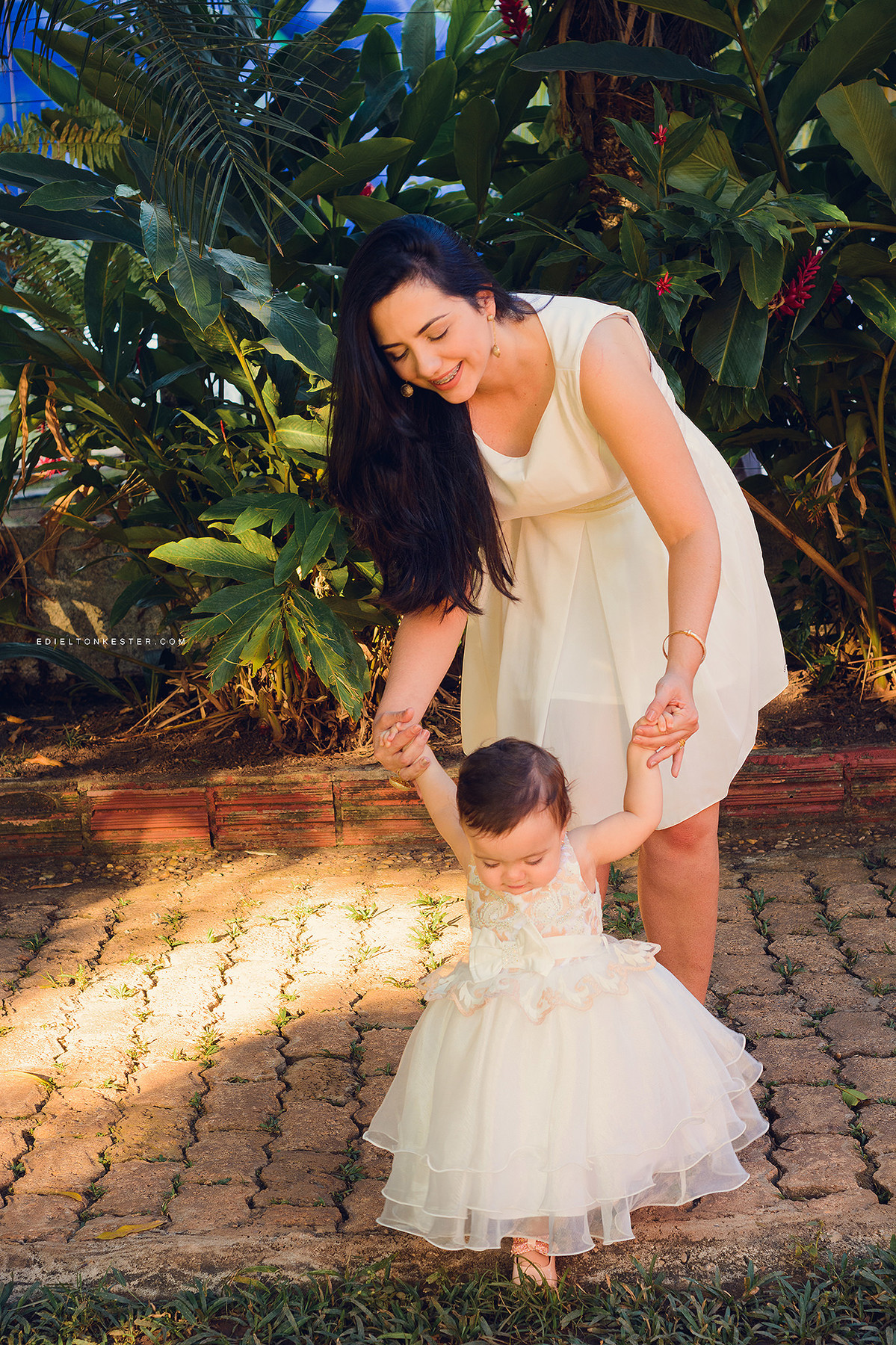 mae e filha brincando em aniversario da laiza 1 aninho pelo fotografo de casamentos e familias edielton kester