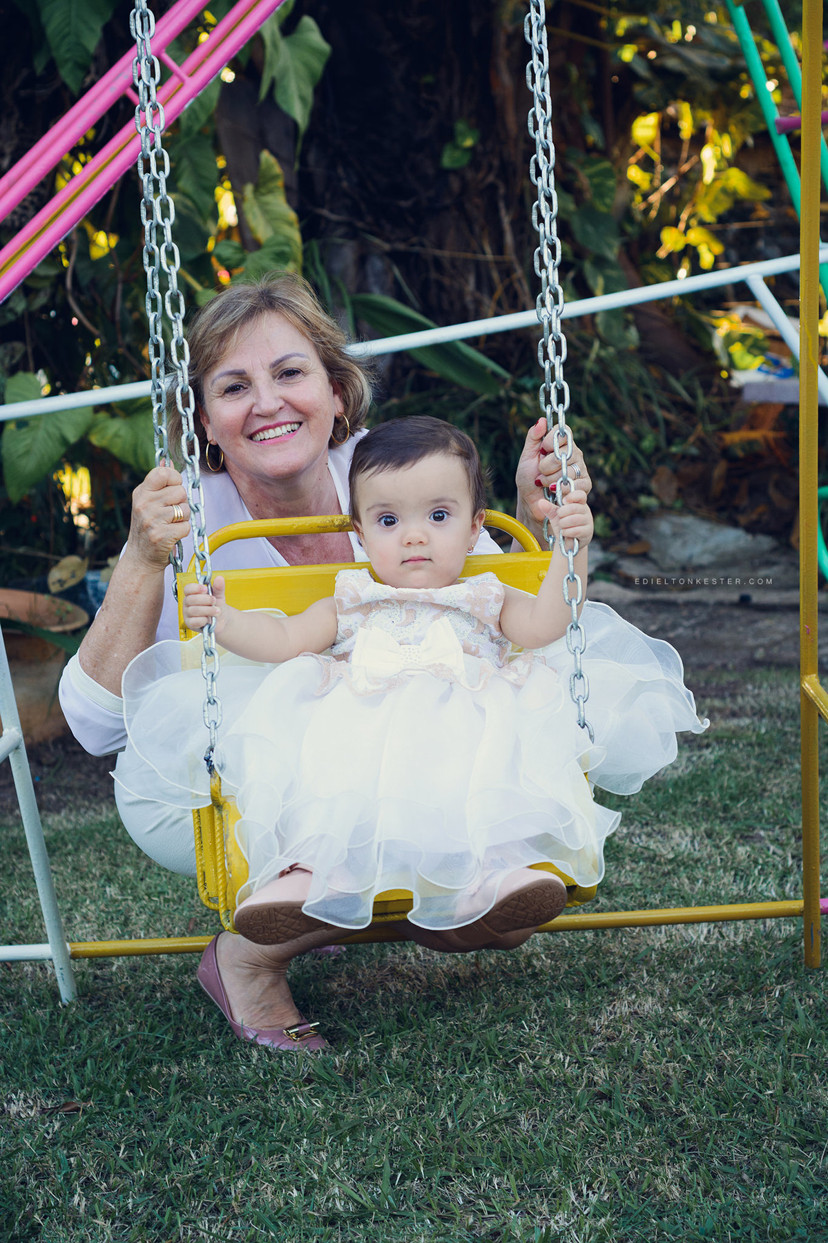 avo e neta no balanço em aniversario da laiza 1 aninho pelo fotografo de casamentos e familias edielton kester