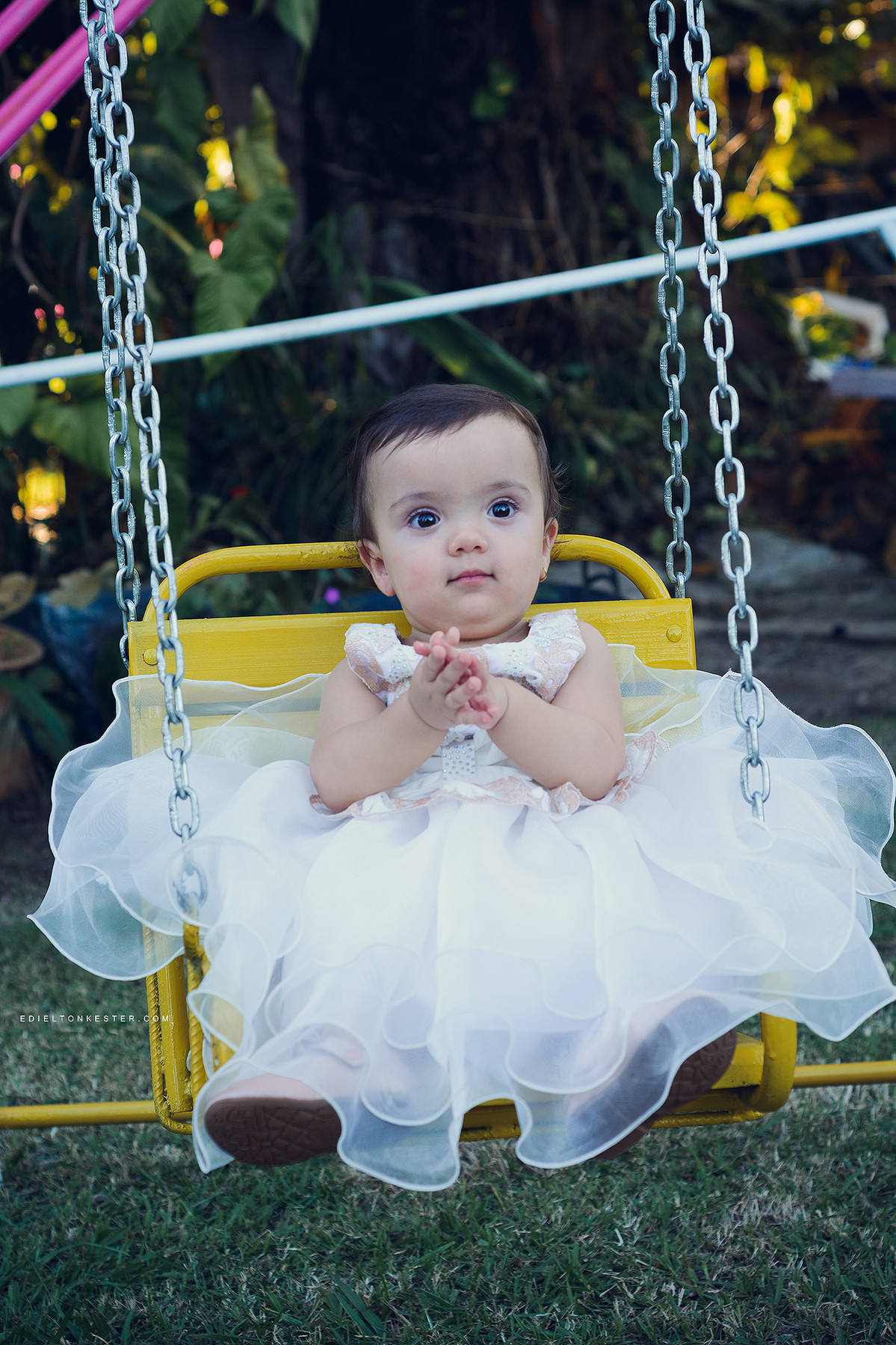 menininha em balanço em aniversario da laiza 1 aninho pelo fotografo de casamentos e familias edielton kester