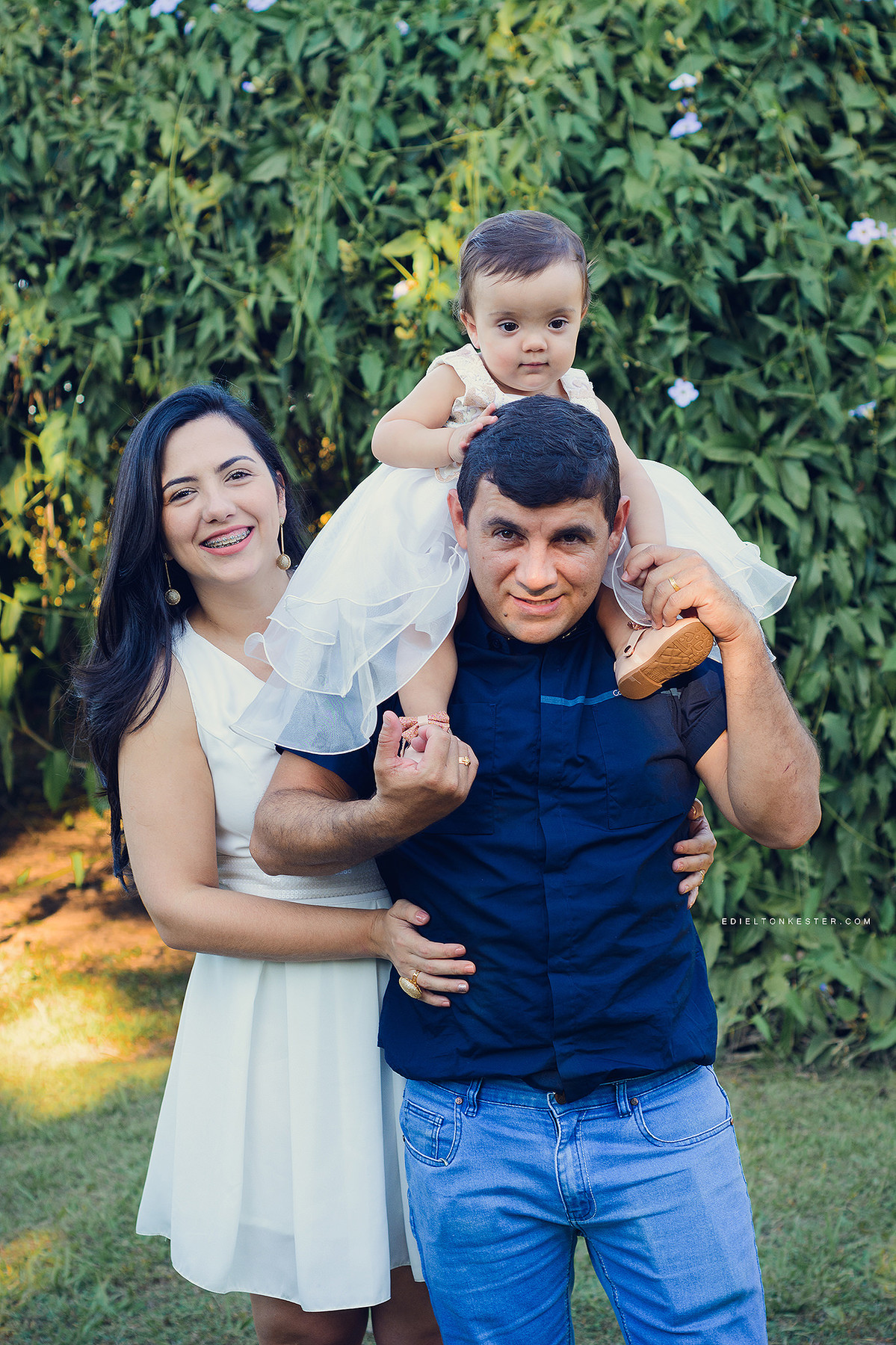 pais brincando com a filha em aniversario da laiza 1 aninho pelo fotografo de casamentos e familias edielton kester