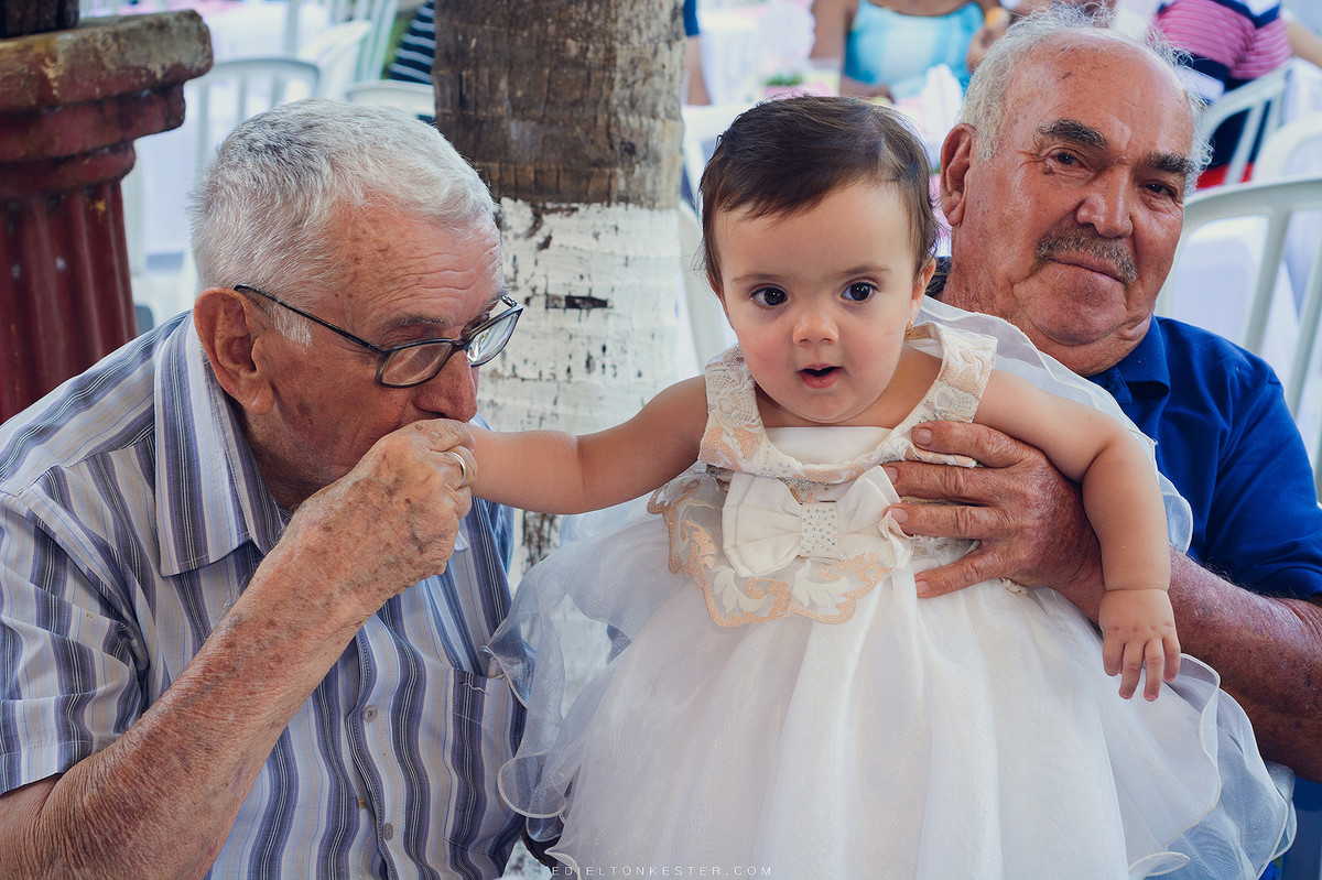 avôs brincando com a bisneta em aniversario da laiza 1 aninho pelo fotografo de casamentos e familias edielton kester