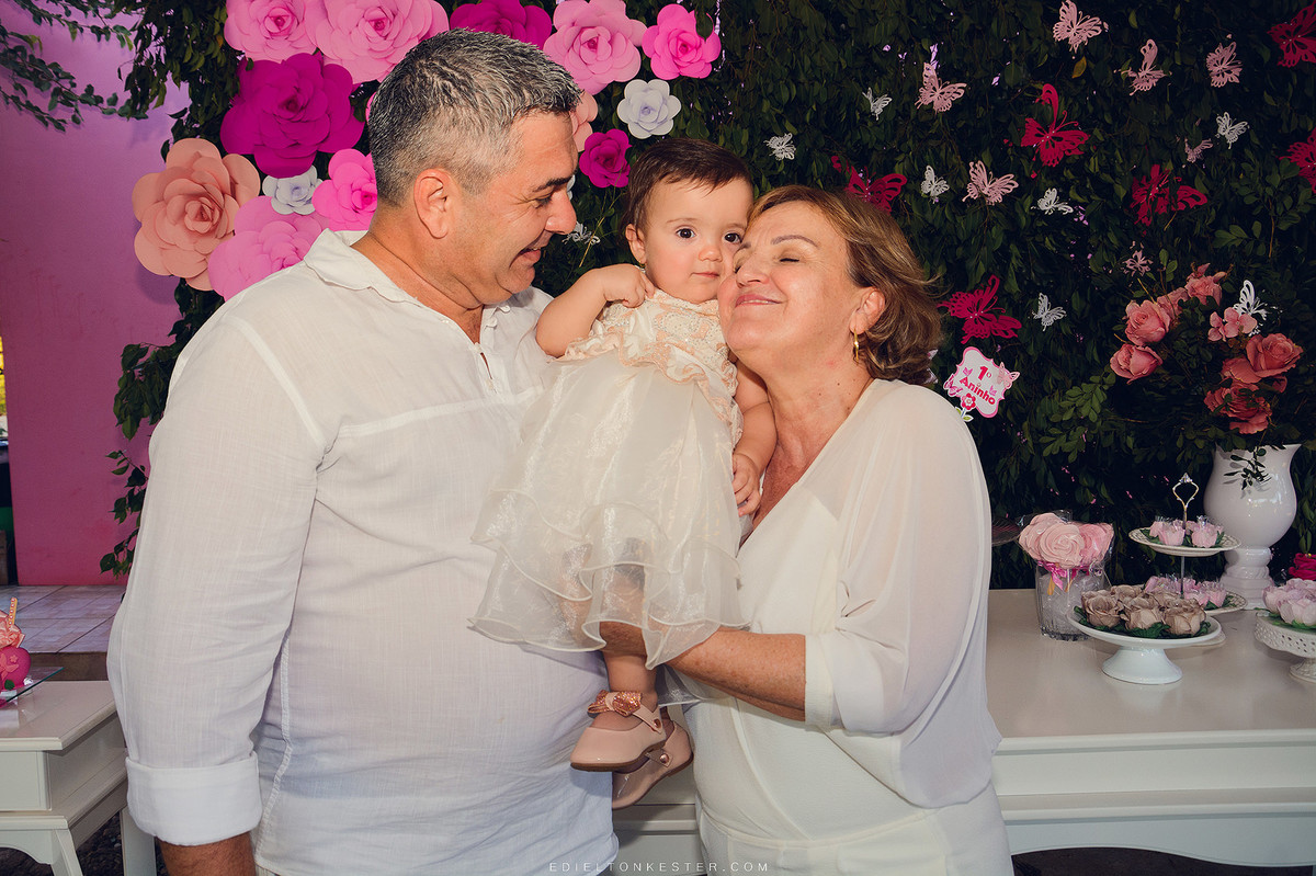 avós com a neta em aniversario da laiza 1 aninho pelo fotografo de casamentos e familias edielton kester