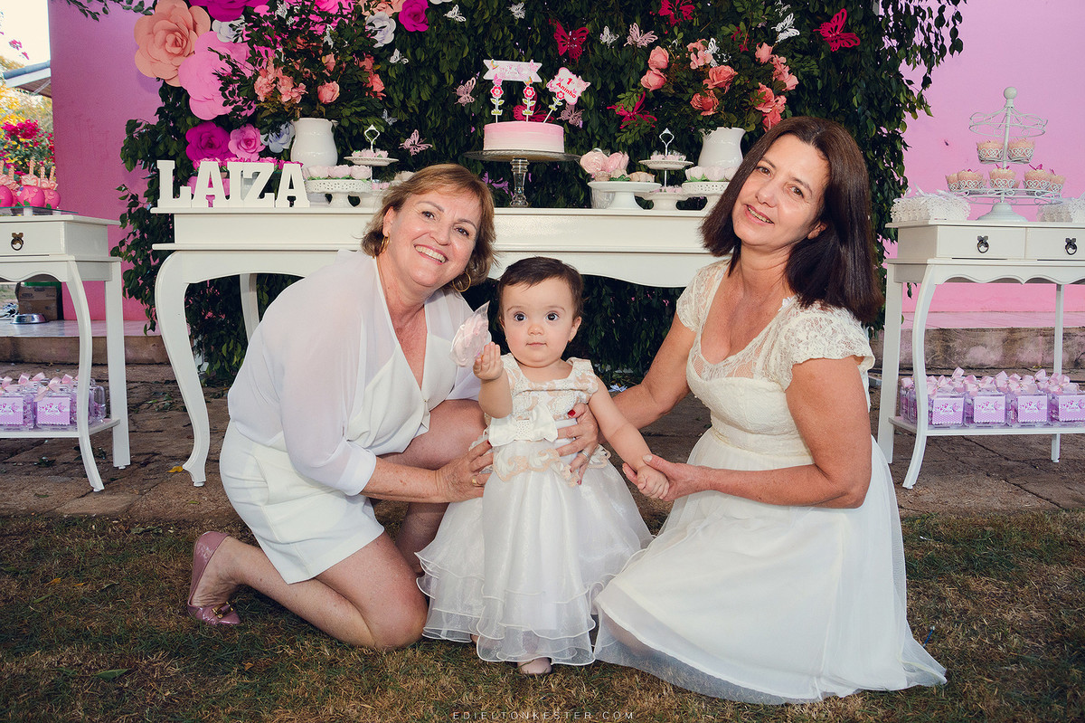 avós com a netinha em aniversario da laiza 1 aninho pelo fotografo de casamentos e familias edielton kester
