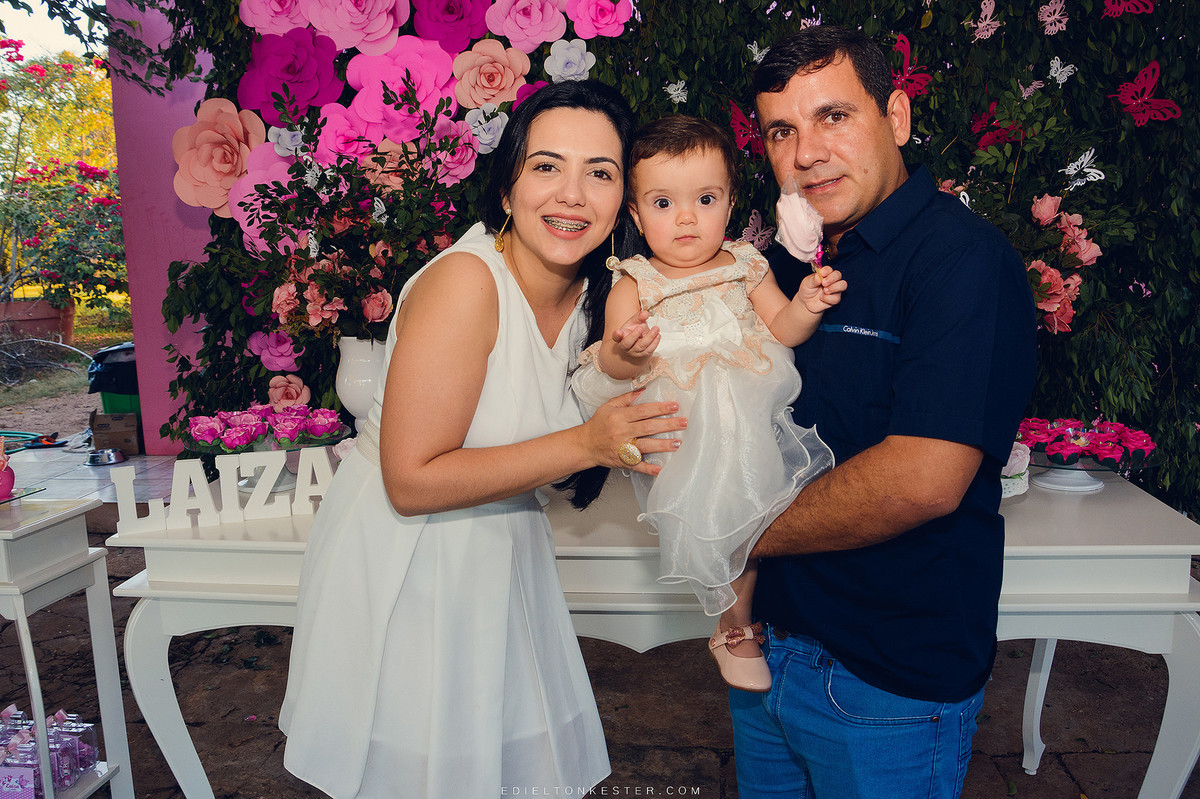 pais com a filha em aniversario da laiza 1 aninho pelo fotografo de casamentos e familias edielton kester