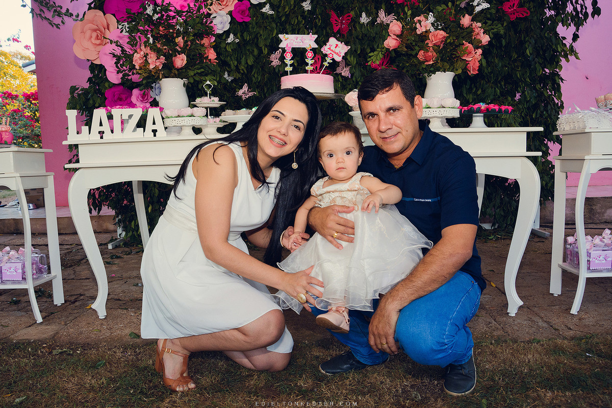 pais com a filha em aniversario da laiza 1 aninho pelo fotografo de casamentos e familias edielton kester