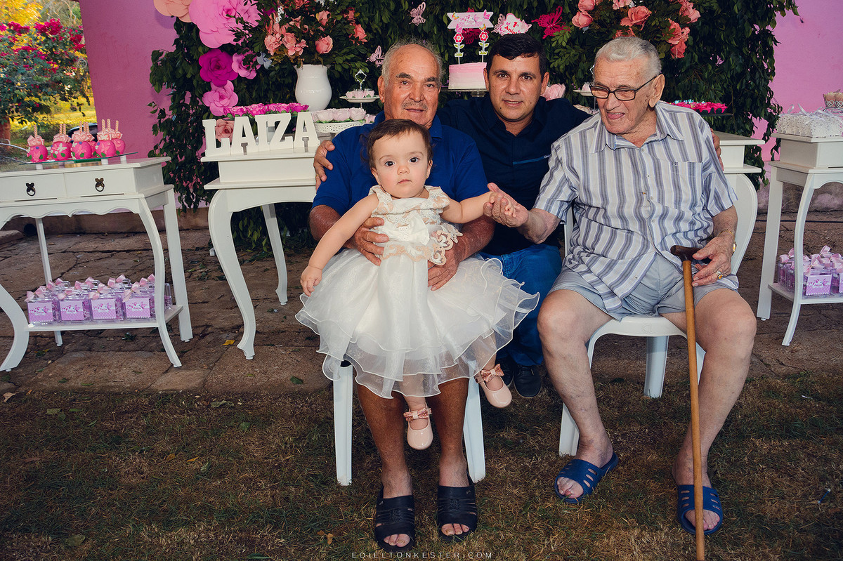 avôs com a neta em aniversario da laiza 1 aninho pelo fotografo de casamentos e familias edielton kester