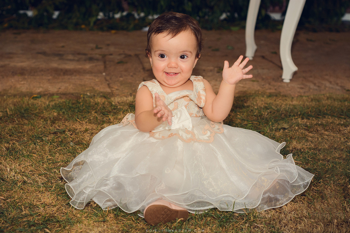 criança sorrindo em aniversario da laiza 1 aninho pelo fotografo de casamentos e familias edielton kester