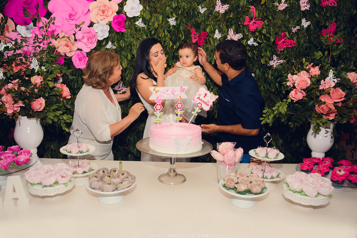 mae emocionada com a filha em oração de aniversario