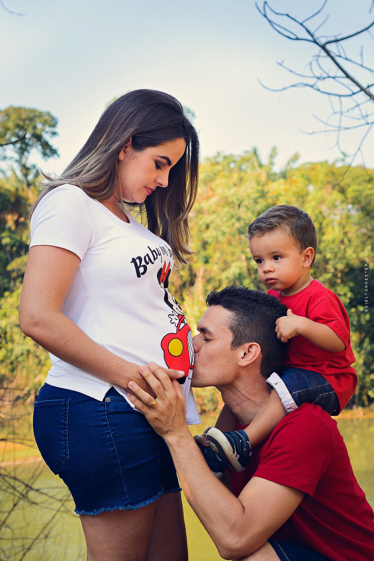 pai e filho beijando a barriga da mae gestante fotografo de rolim de moura edielton kester casamento em porto velho
