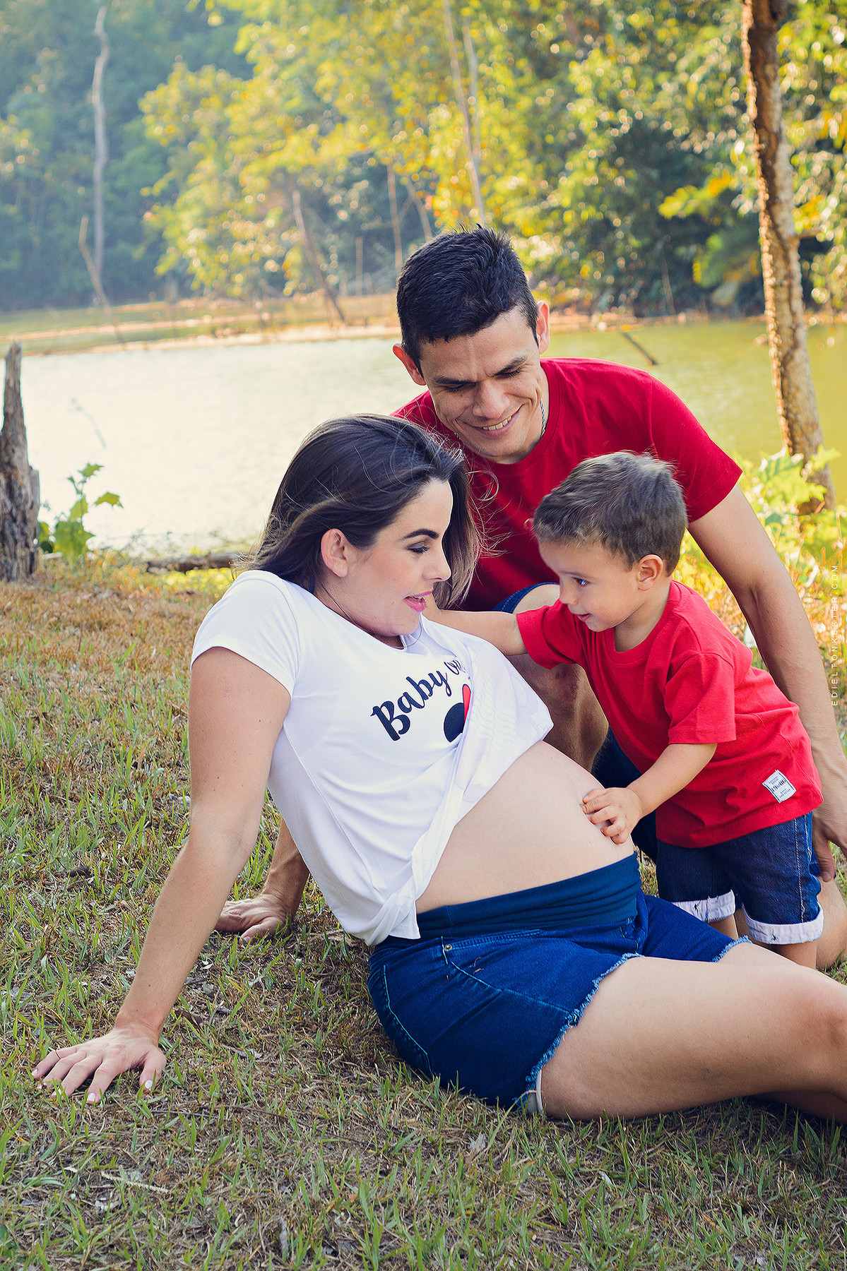 filho beijando a barriga da mae gestante em porto velho