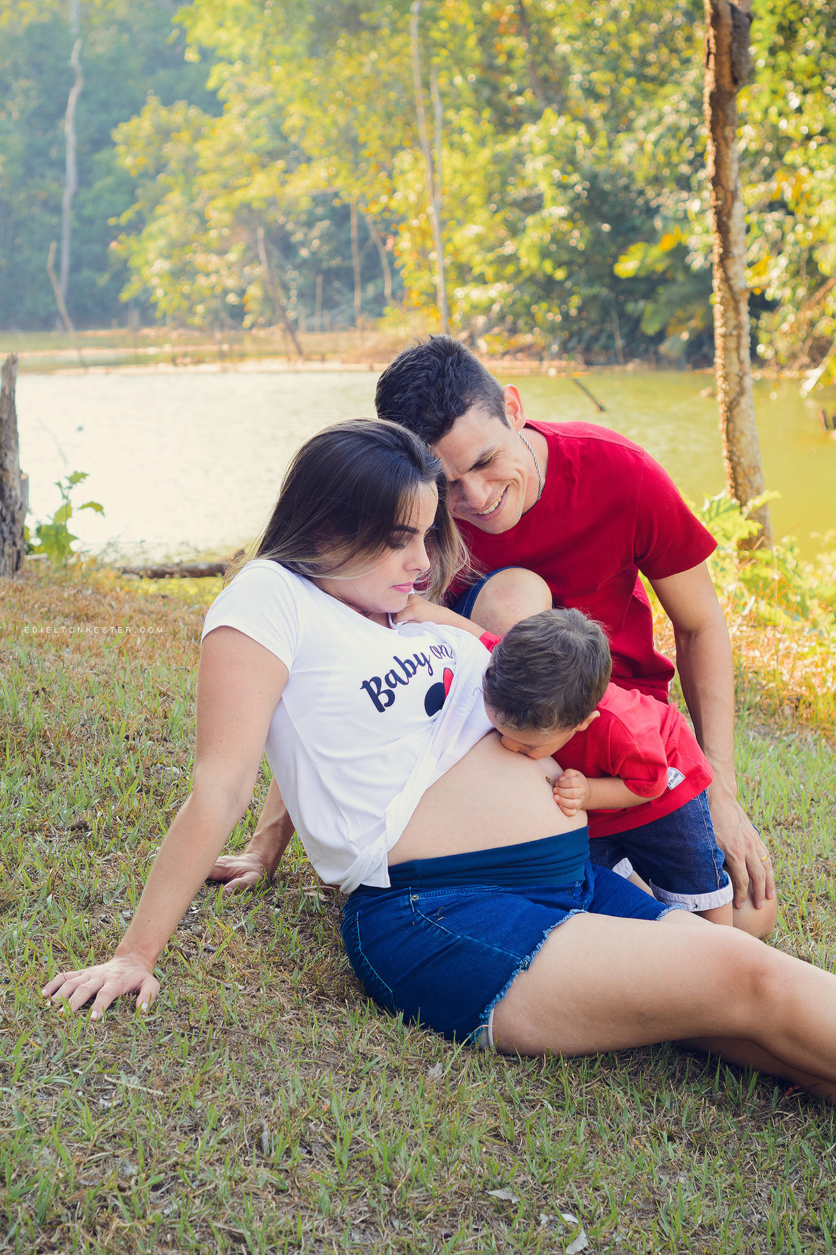 filho beijando a barriga da mae gestante em porto velho