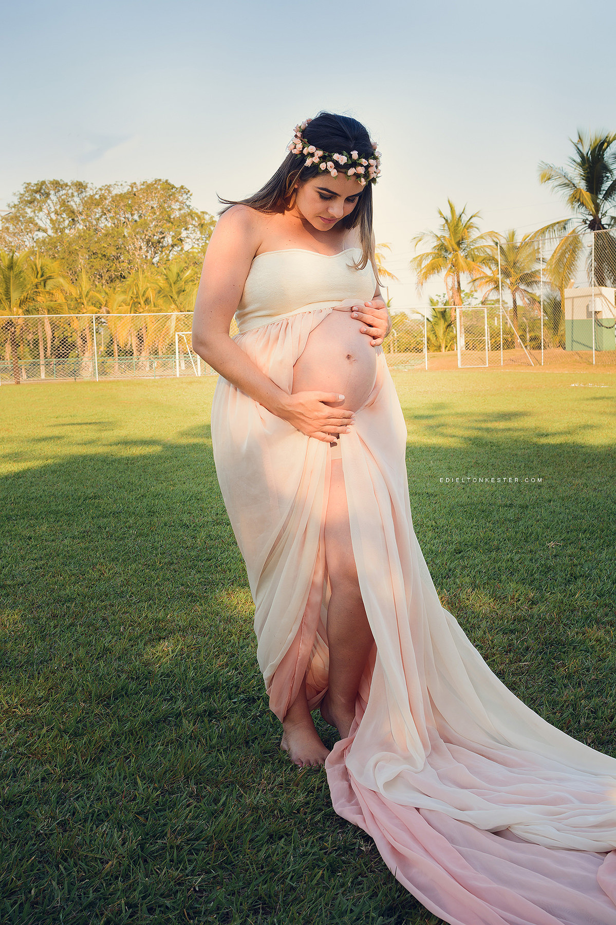 ensaio de gestante com a mae acariciando a barriga em porto velho