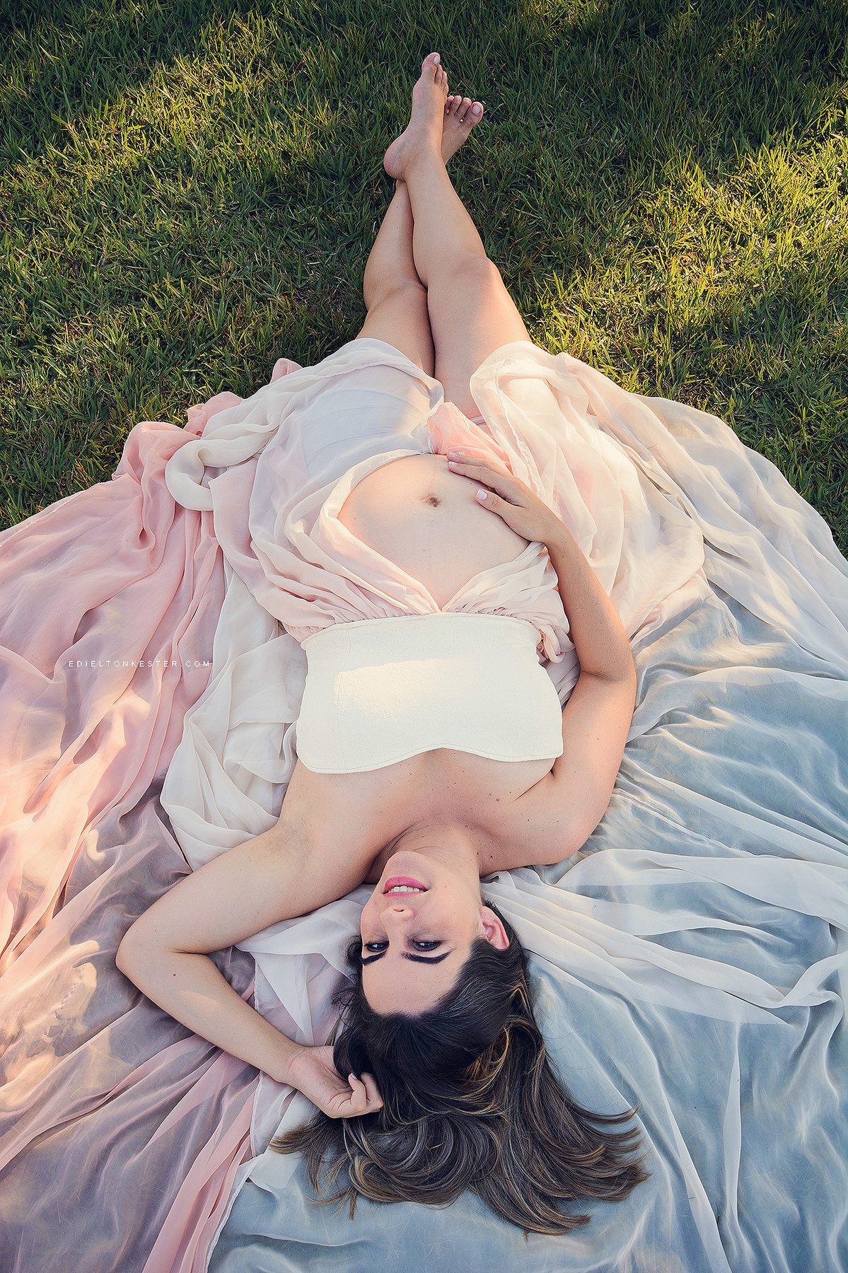 mae gestante deitada ensaio em porto velho ensaio de gestante gravida