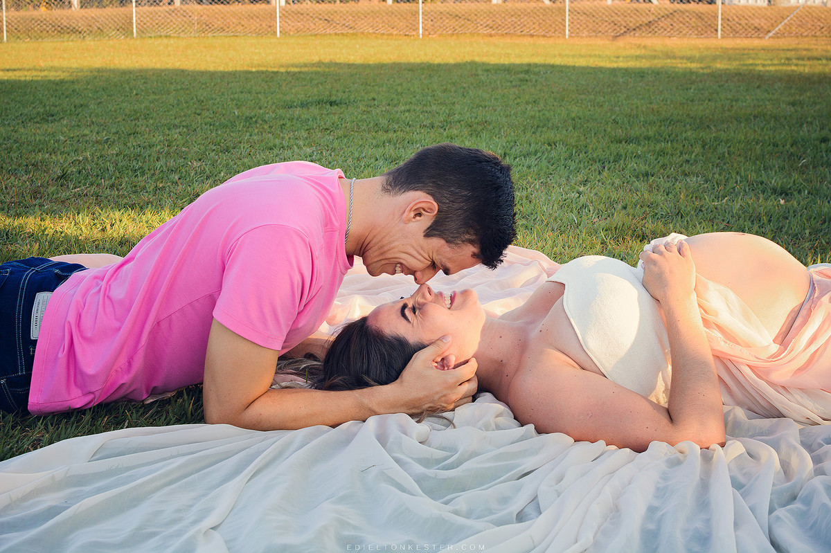 pai e mae sorrindo em ensaio de gestante em porto velho