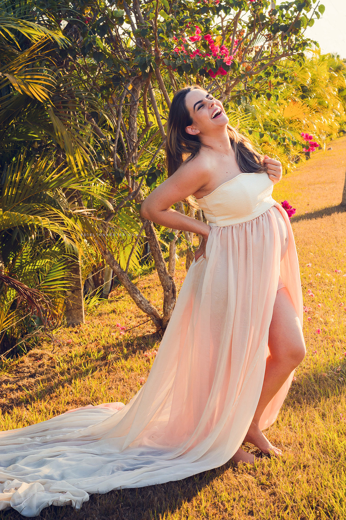 gestante sorrindo em ensaio