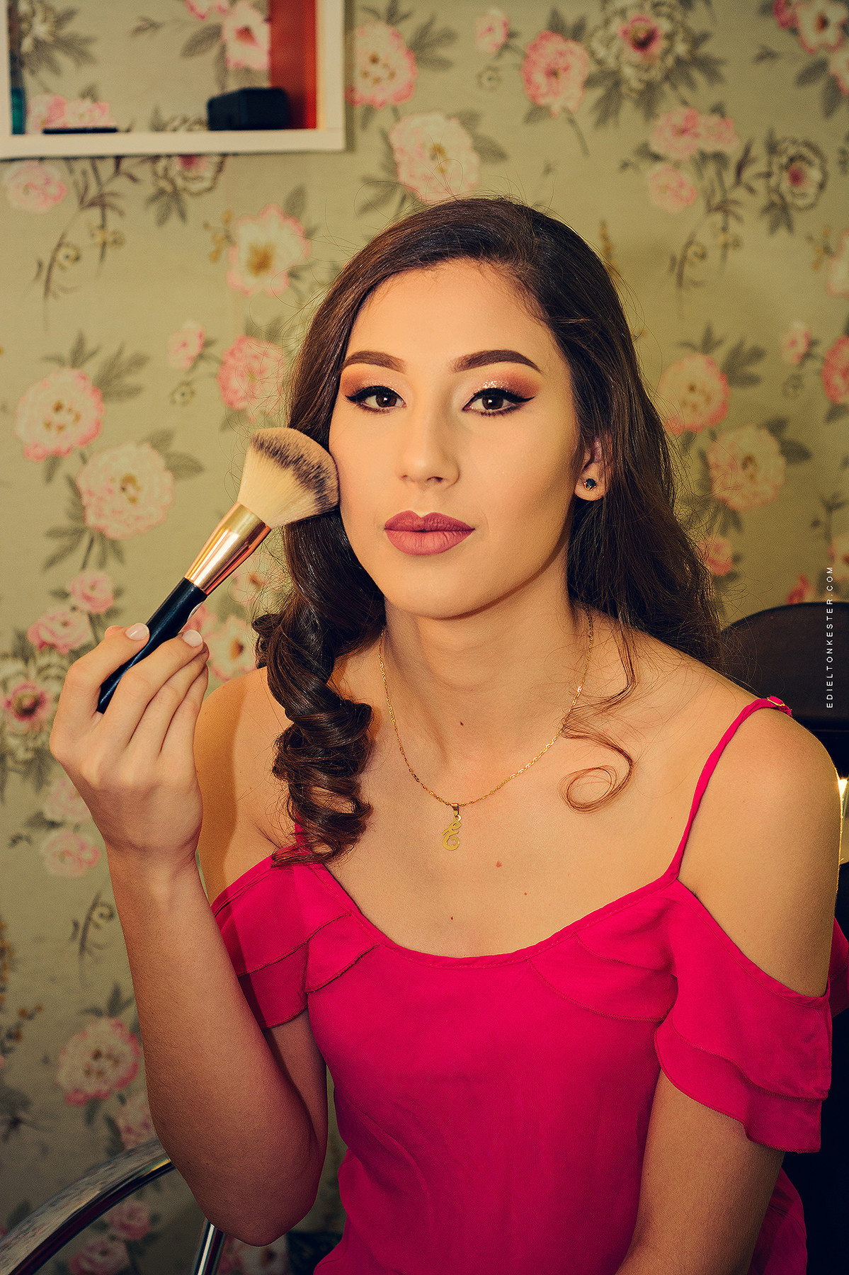 menina se maquiando para aniversário de 15 anos