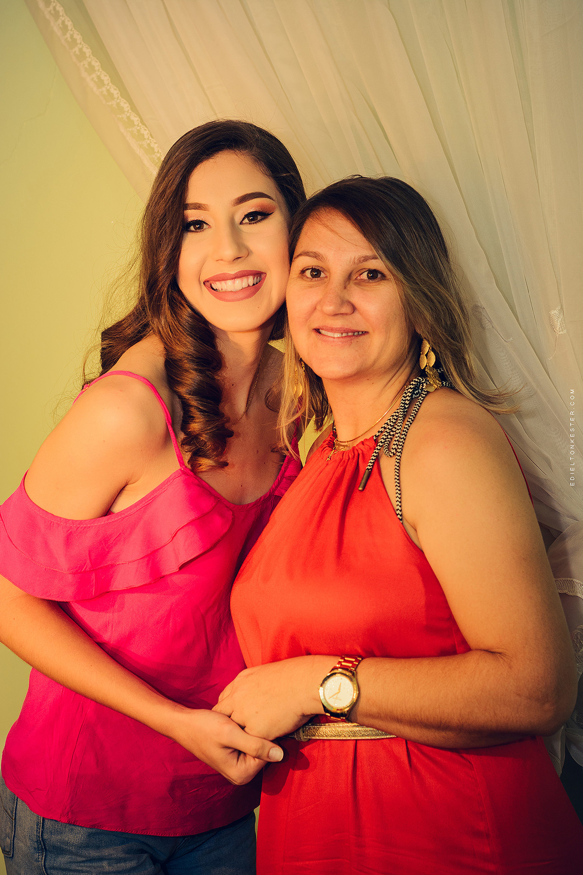 mae e filhas de maos dadas