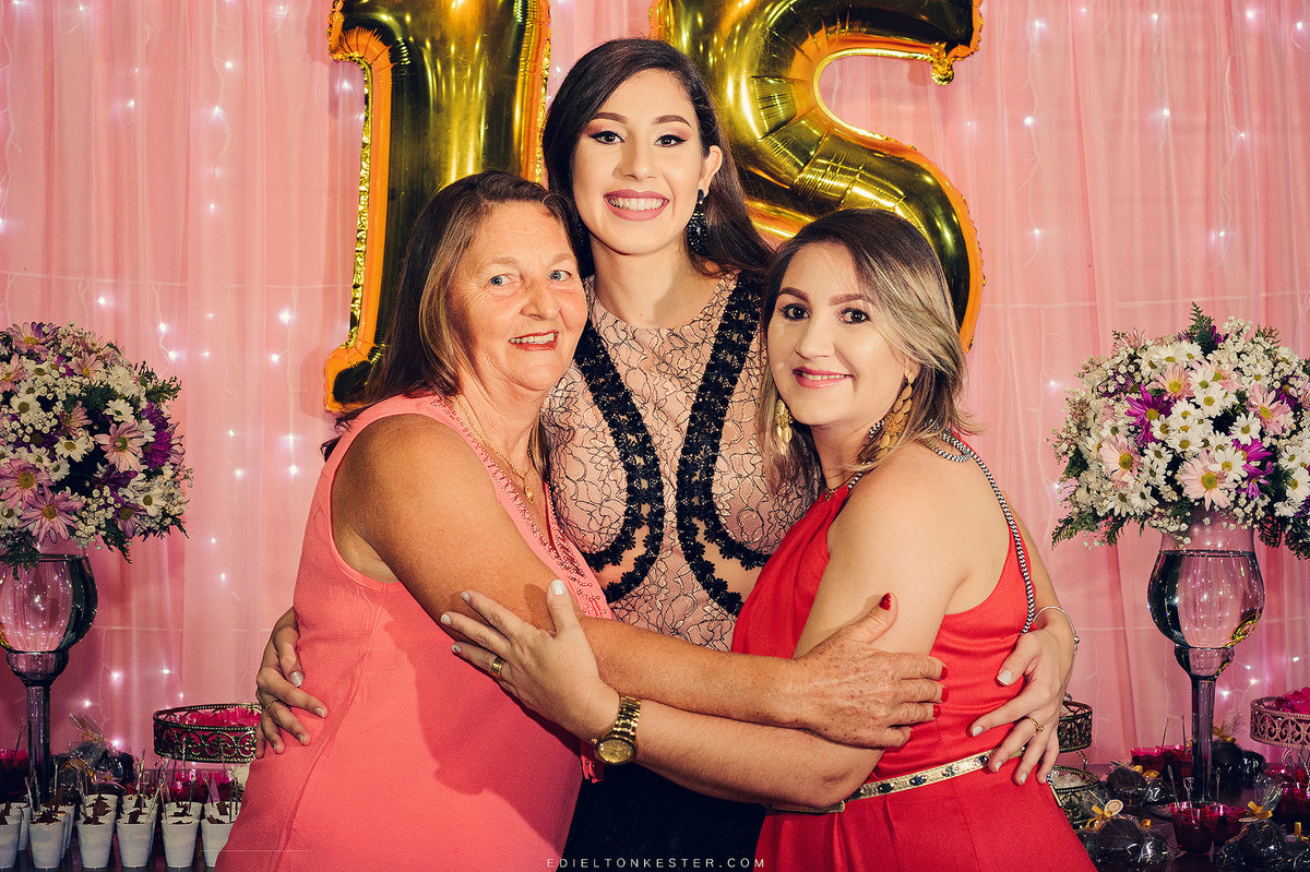 aniversario de 15 anos com debutante, mae e avó