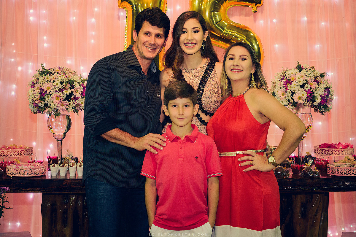 familia em aniversario de 15 anos