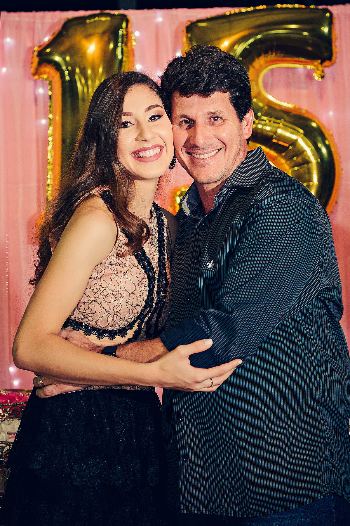 pai e filha abraçados