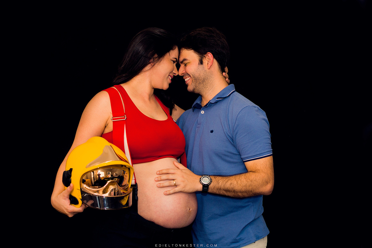 ensaio de gestante no corpo de bombeiros com gestante bombeira em ensaio fotografico pelo fotografo em rolim de moura ro edielton kester