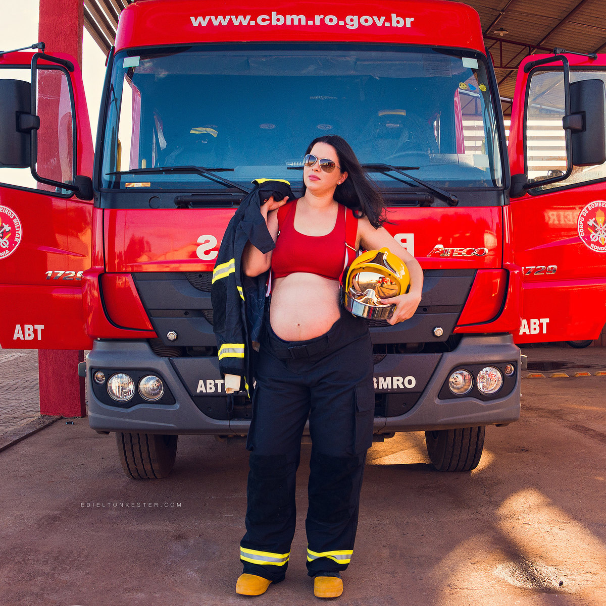ensaio de gestante no corpo de bombeiros com gestante bombeira em ensaio fotografico pelo fotografo em rolim de moura ro edielton kester