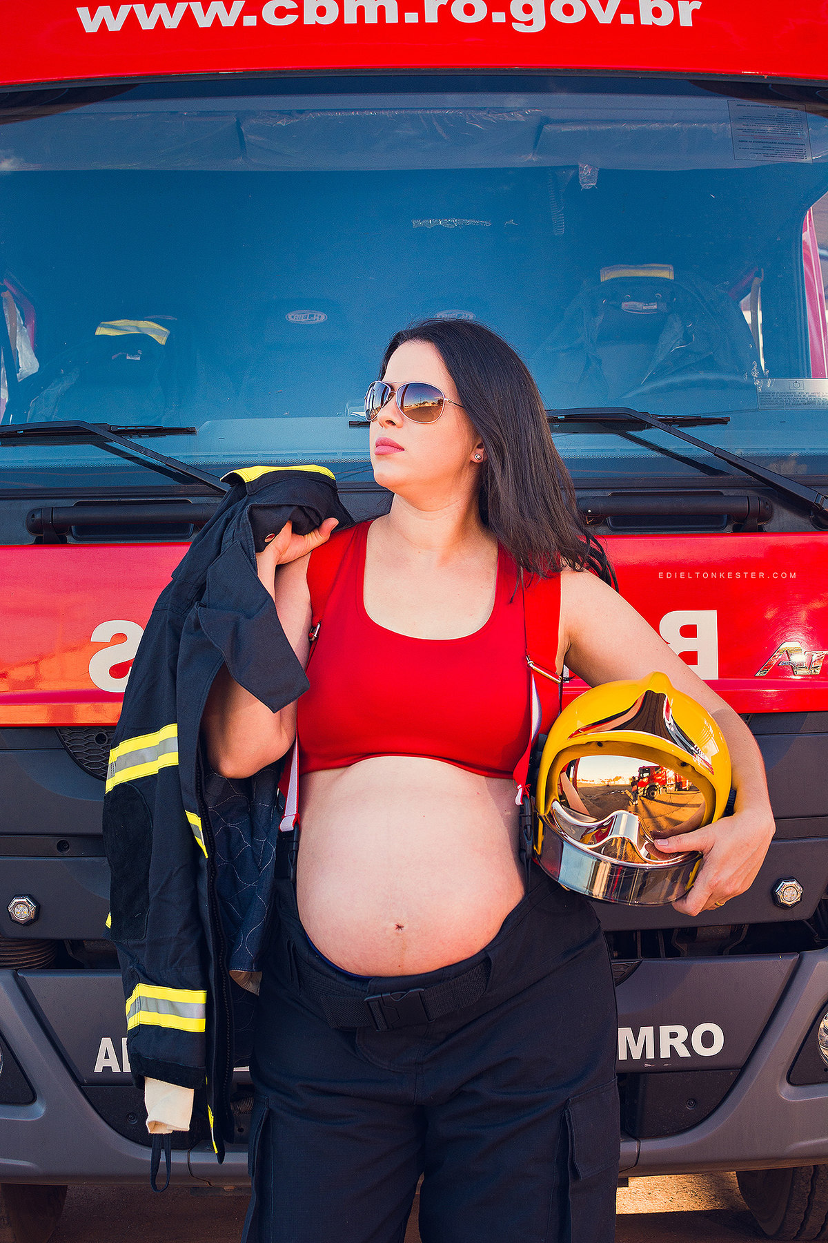 ensaio de gestante no corpo de bombeiros com gestante bombeira em ensaio fotografico pelo fotografo em rolim de moura ro edielton kester