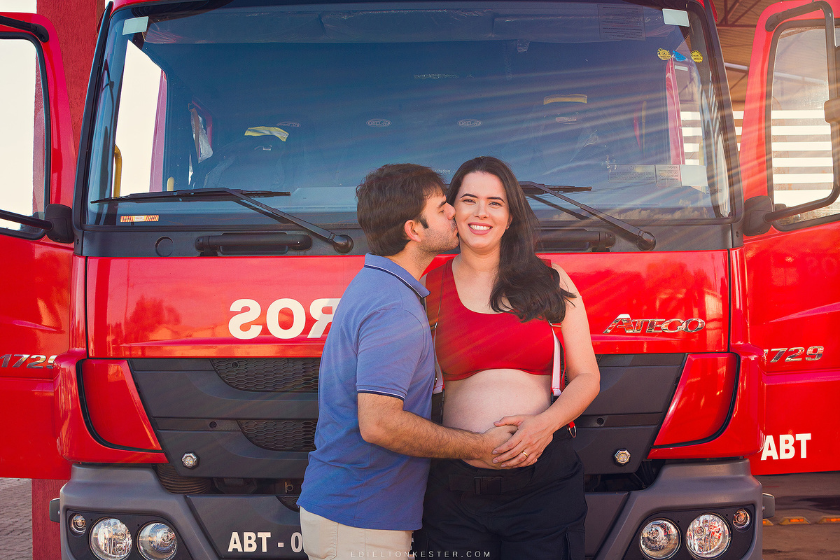 ensaio de gestante no corpo de bombeiros com gestante bombeira em ensaio fotografico pelo fotografo em rolim de moura ro edielton kester