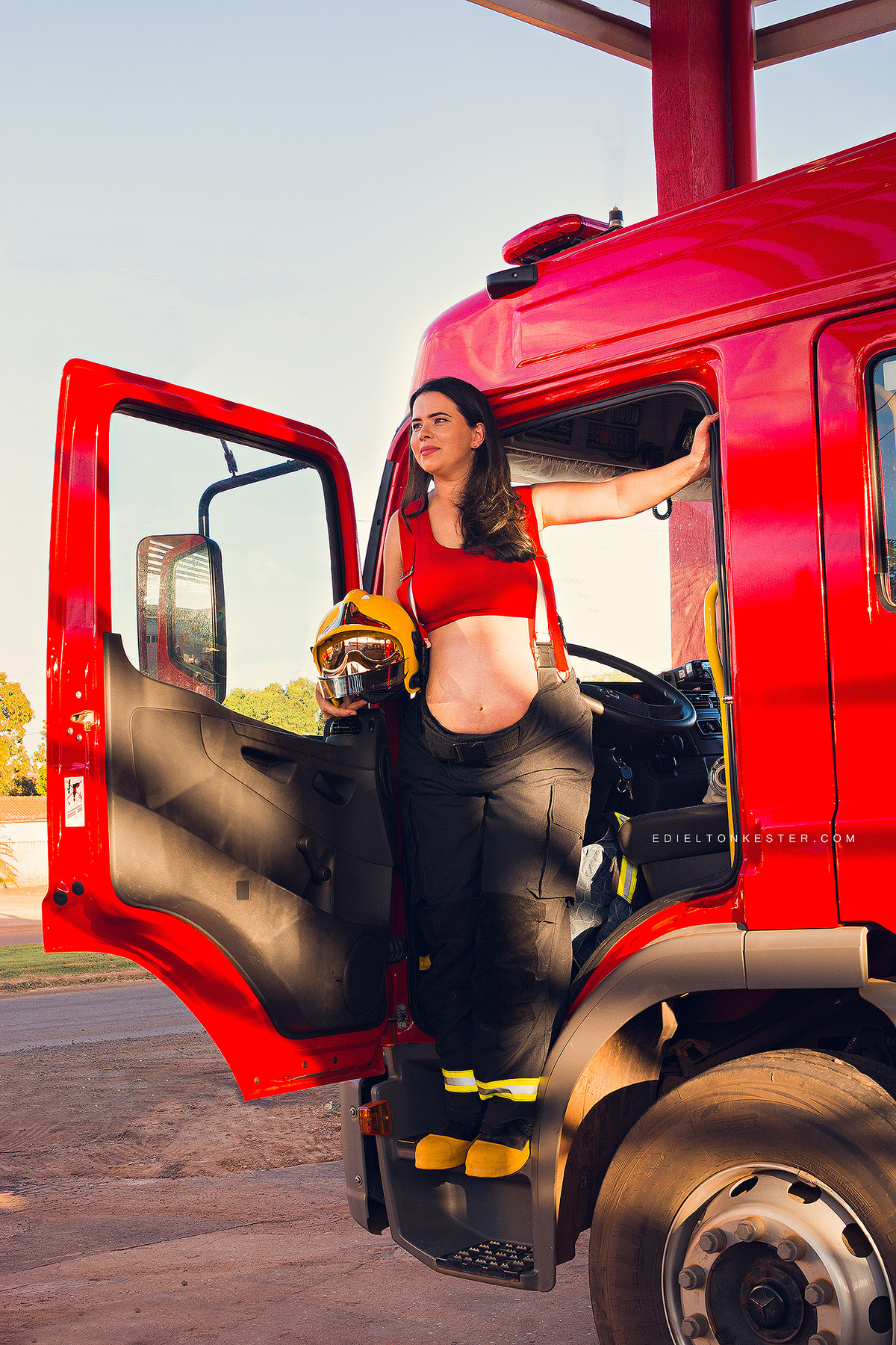 ensaio de gestante no corpo de bombeiros com gestante bombeira em ensaio fotografico pelo fotografo em rolim de moura ro edielton kester