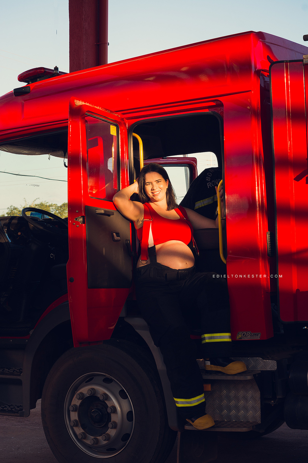 ensaio de gestante no corpo de bombeiros com gestante bombeira em ensaio fotografico pelo fotografo em rolim de moura ro edielton kester