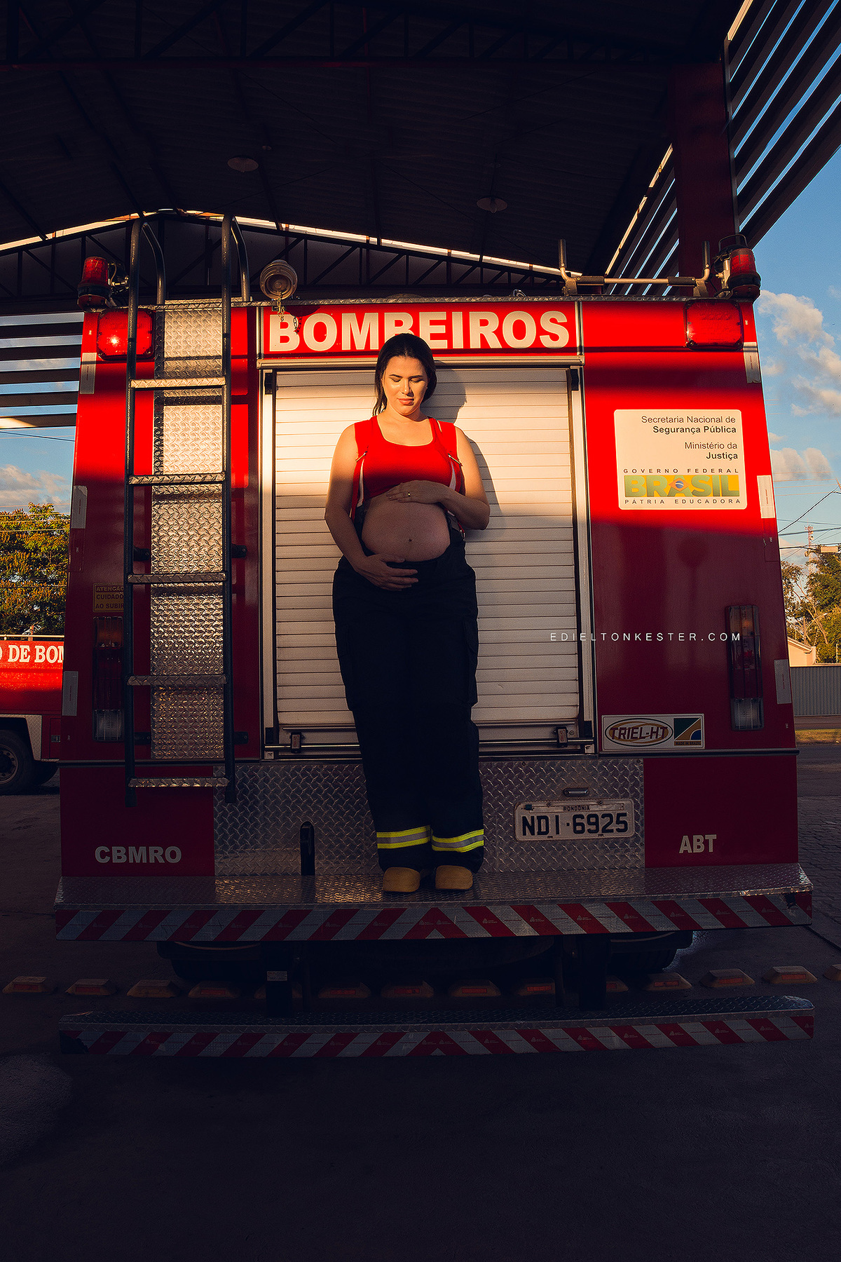 ensaio de gestante no corpo de bombeiros com gestante bombeira em ensaio fotografico pelo fotografo em rolim de moura ro edielton kester