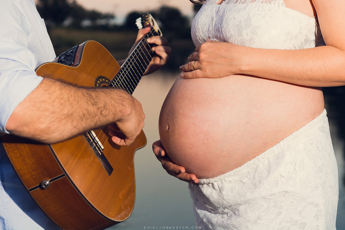 esposo da gestante tocando violao